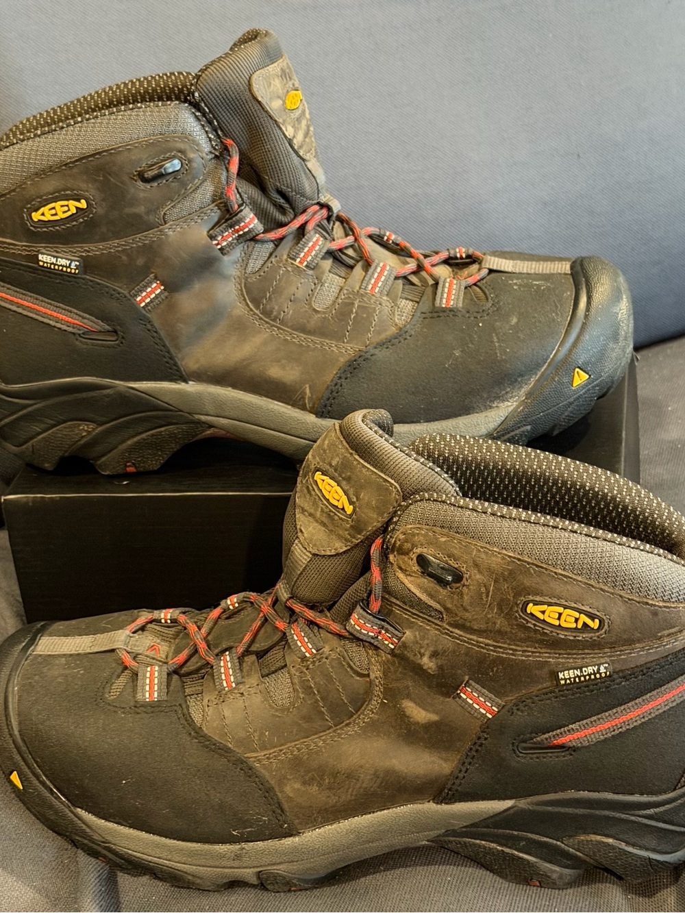 Keen Men's 11.5D Black Hiking Boots with Red Accents